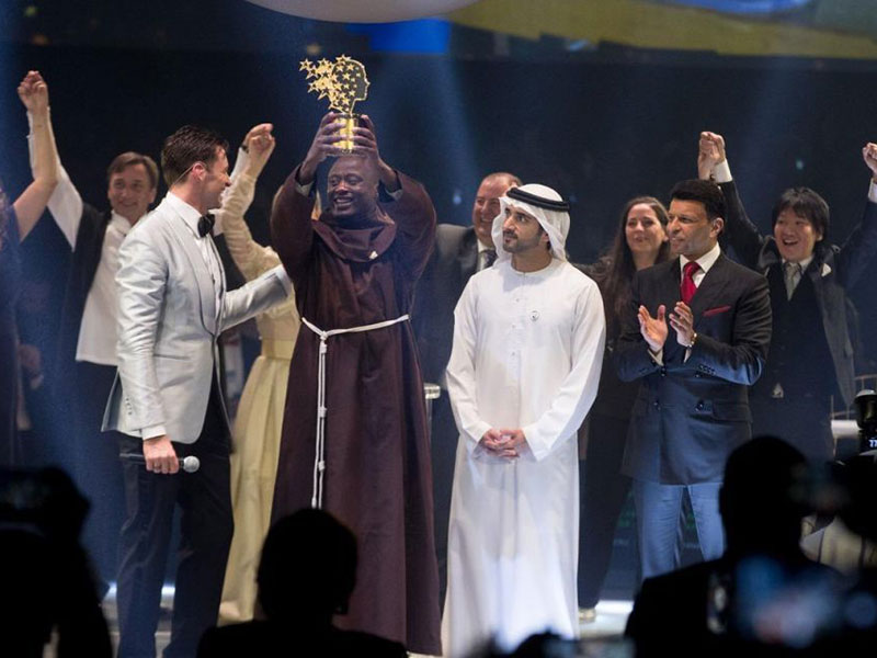 اضغط لمشاهدة الصور: فوز بيتر تابيشي من كينيا بجائزة أفضل معلم في العالم